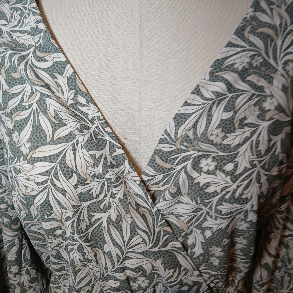 H&M Floral And Foliage Dress Size M / Missing Belt - Picture 7 of 9